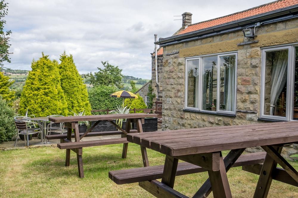 The Plough Hotel Sleights Екстериор снимка